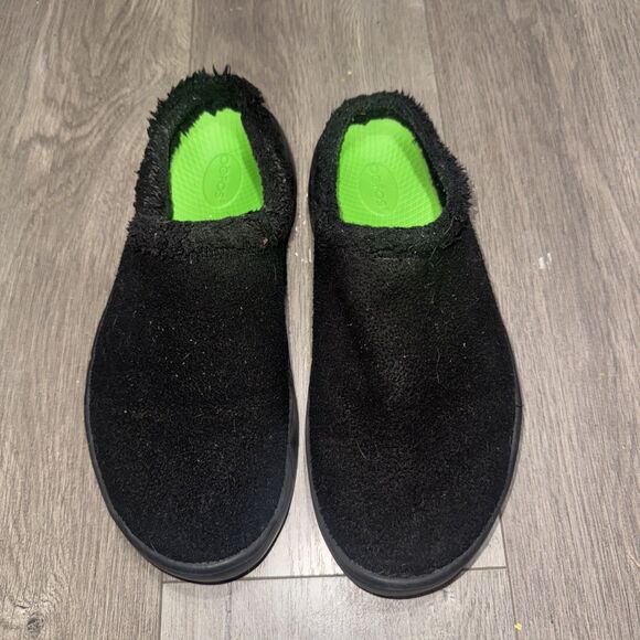 OOFOS Men's Black Slip-Ons with Vibrant Green Lining - Picture 5 of 7